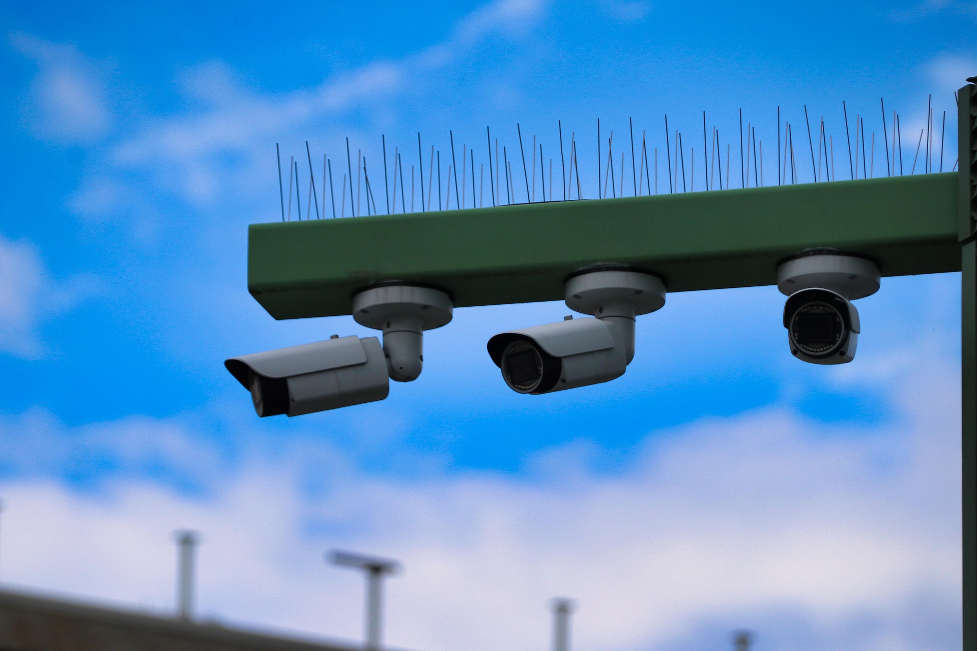 Revoluții în tehnologia lentilelor de securitate cu lumină scăzută: lumină neagră F1.0 vs iluminare cu infraroșu